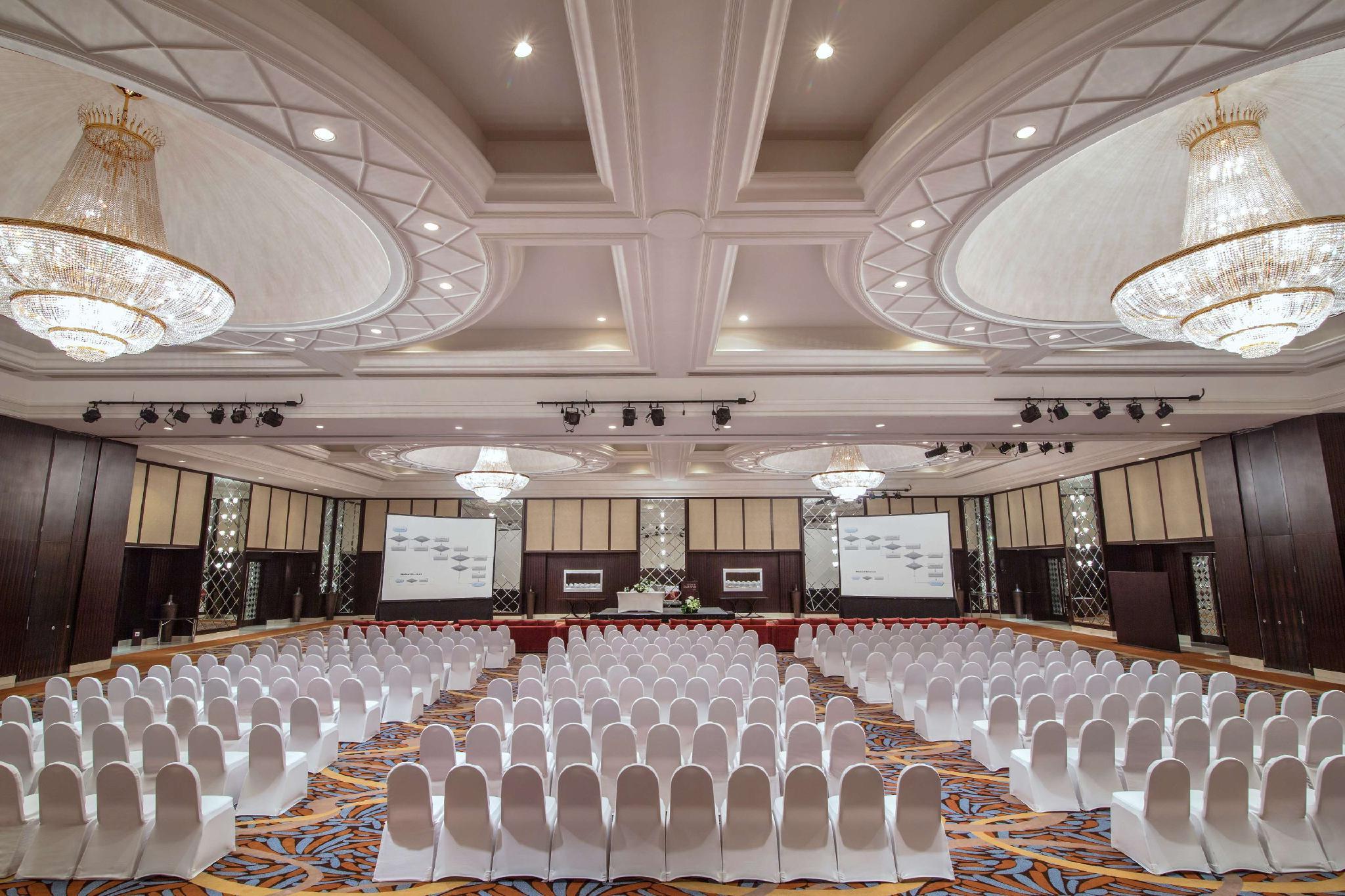 Moevenpick Grand Al Bustan 5*